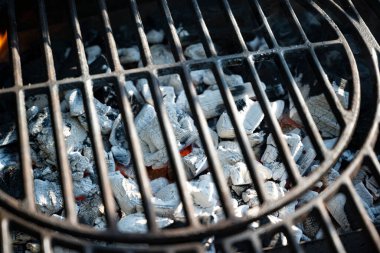yanan kömür ızgara