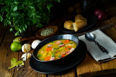 Domuz pastırması ve sosisli bezelye çorbası.