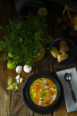 Domuz pastırması ve sosisli bezelye çorbası.