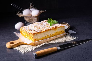 Çörekle kutudan peynirli kek.