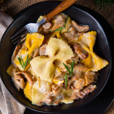 Makarna ve krema soslu Chantereller.