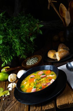 Domuz pastırması ve sosisli bezelye çorbası.