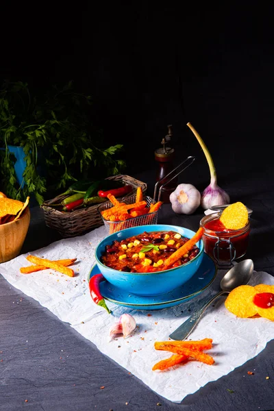 Chili Con Carne Mit Süßkartoffeln Und Würzigen Nachos — Stockfoto