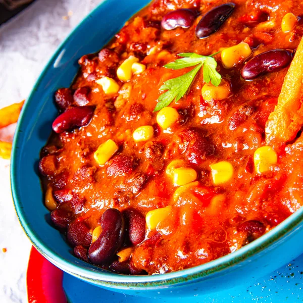 Chili Con Carne Mit Süßkartoffeln Und Würzigen Nachos — Stockfoto