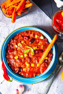 Tatlı patates ve baharatlı nachos ile acılı makarna.