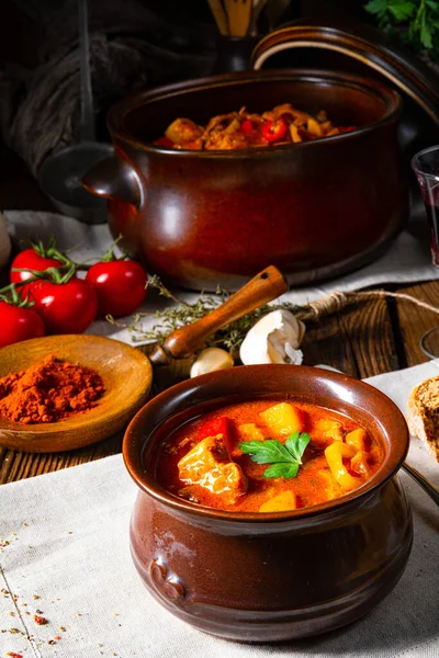 鍋や釜でハンガリーのグーラッシュスープ — ストック写真
