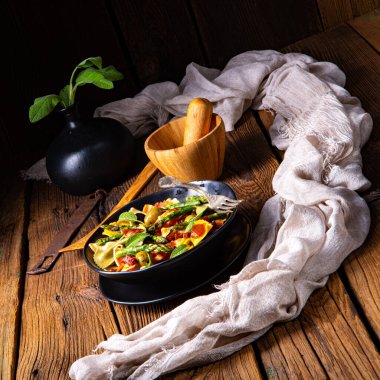 Yeşil kuşkonmaz, zeytin ve jambonlu makarna salatası.