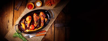 Izgara tavuk budu ve tatlı patates salamurası.