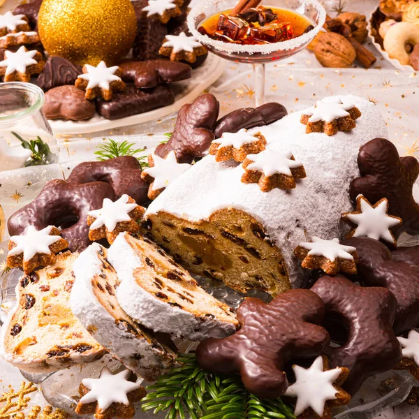 Ozdobiony Stół Świąteczny Słodyczami — Zdjęcie stockowe