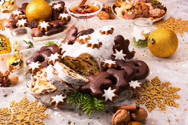 Διακοσμημένο Χριστουγεννιάτικο Τραπέζι Γλυκά — Φωτογραφία Αρχείου