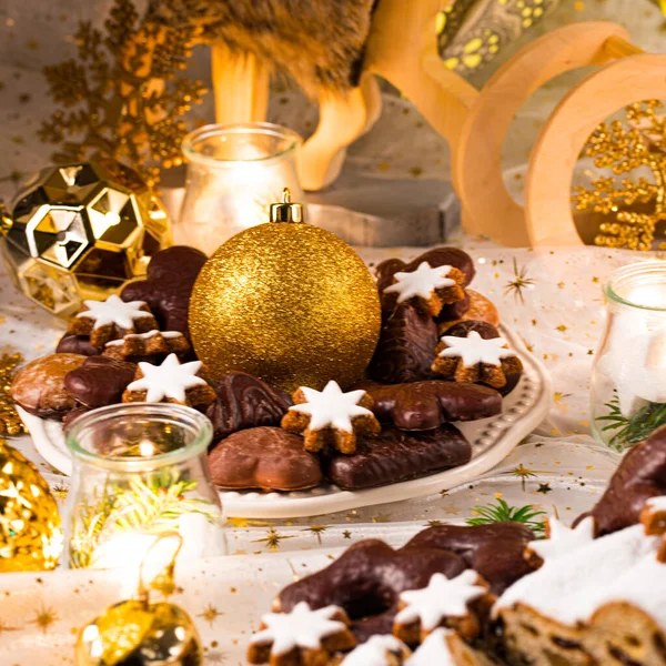 Ozdobiony Stół Świąteczny Słodyczami — Zdjęcie stockowe