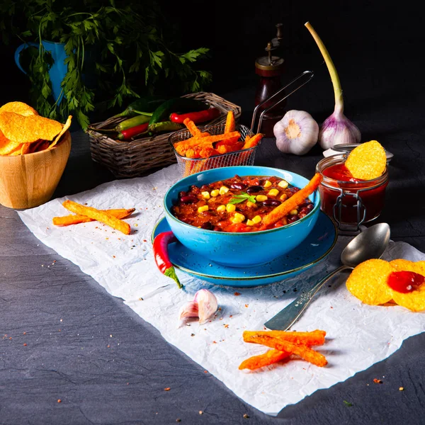 Chili Con Carne Mit Süßkartoffeln Und Würzigen Nachos — Stockfoto