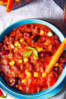 Tatlı patates ve baharatlı nachos ile acılı makarna.