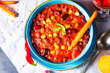 Tatlı patates ve baharatlı nachos ile acılı makarna.