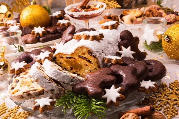 Geschmückter Weihnachtstisch Mit Süßigkeiten — Stockfoto