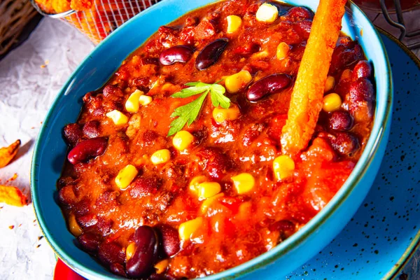 Chili Con Carne Med Sötpotatis Och Kryddig Nachos — Stockfoto