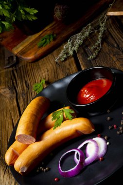 Lezzetli, sıcak jambonlu sosis.