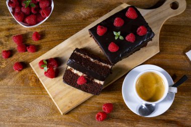 Ahududu ve kahveli çikolatalı kek.