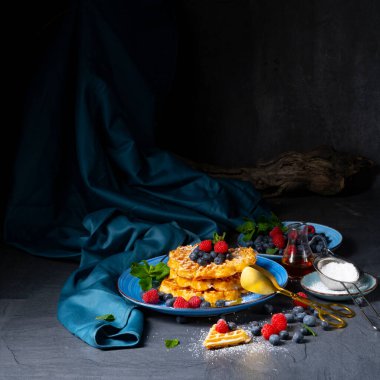 Ahududu ve yaban mersinli basit tatlı waffle.