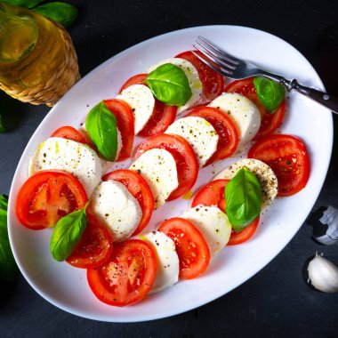 Mozzarella ve fesleğenli domates