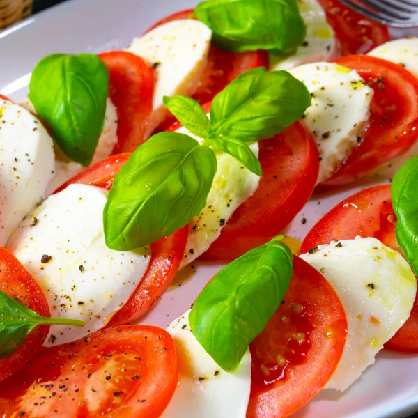 Tomate Com Mussarela Manjericão — Fotografia de Stock