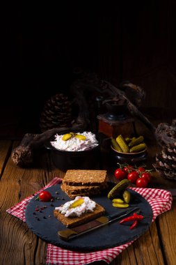 Lezzetli baharatlı et salata salatalık siyah ekmek üzerinde