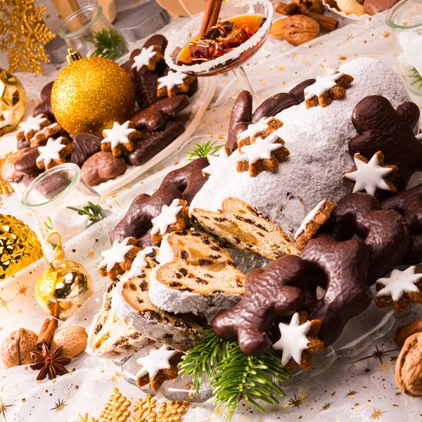 Geschmückter Weihnachtstisch Mit Süßigkeiten — Stockfoto