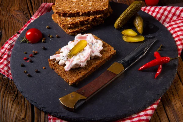 黒パンにキュウリとおいしいスパイシーな肉サラダ — ストック写真