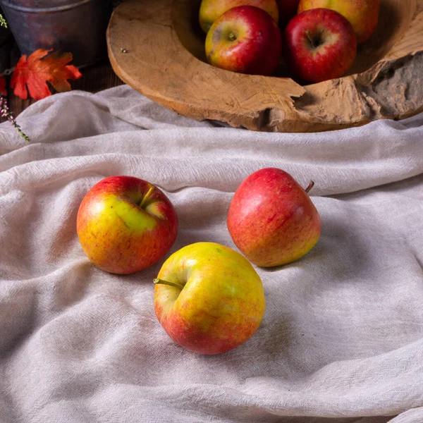 Pommes Mûres Fraîchement Cueillies Sur Une Table — Photo