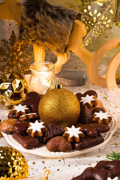 Gedecoreerde Kersttafel Met Snoepjes — Stockfoto