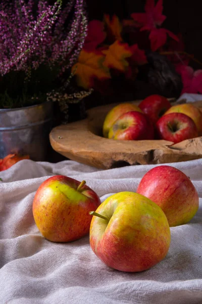 新鲜采摘的成熟苹果放在桌上 — 图库照片