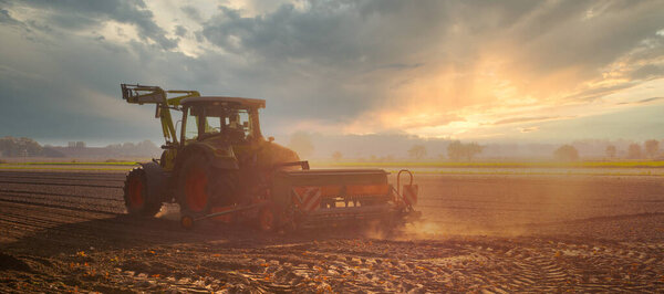 Сельскохозяйственная работа с тракторами, осенние работы в поле.