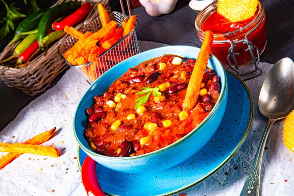 Chilli Con Carne Sladkými Bramborami Pikantními Nachos — Stock fotografie
