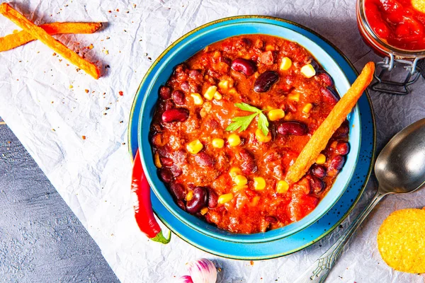 Chili Con Carne Med Sötpotatis Och Kryddig Nachos — Stockfoto