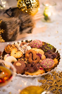 Noel sofrasını şekerlerle süsledim.