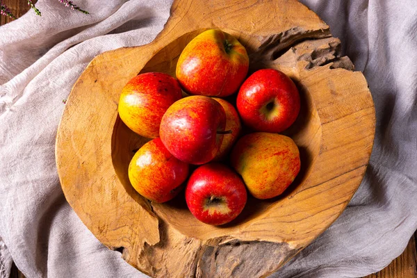 Pommes Fraîchement Cueillies Dans Bol Fruits — Photo