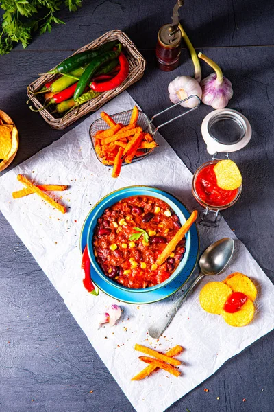 Chili Con Carne Med Sötpotatis Och Kryddig Nachos — Stockfoto