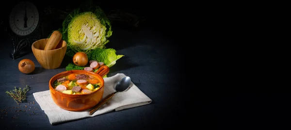 美味的卷心菜放在乡村的碗里炖菜 — 图库照片
