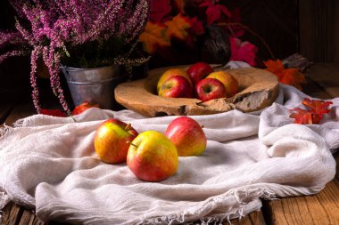 Meyve kasesinde taze toplanmış elmalar.