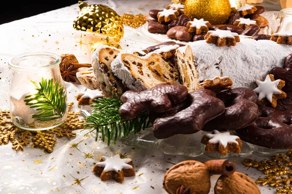 お菓子で飾られたクリスマステーブル — ストック写真