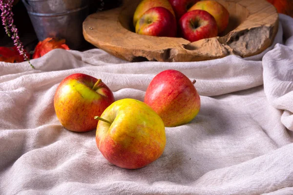 新采摘的苹果放在水果缸里 — 图库照片