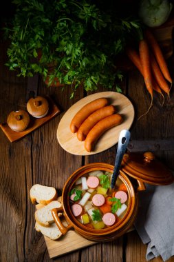 Sosisli patates kohlrabi çorbası.