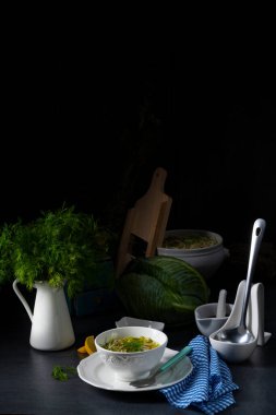 Masada dereotlu ve doğranmış pastırmalı beyaz lahana.