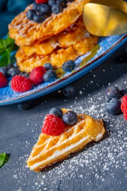 Ahududu ve yaban mersinli basit tatlı waffle.