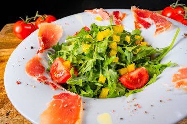 Kurutulmuş İspanyol jambonlu roket salatası.