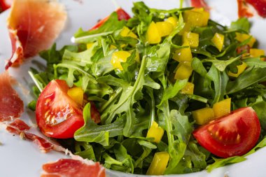 Kurutulmuş İspanyol jambonlu roket salatası.