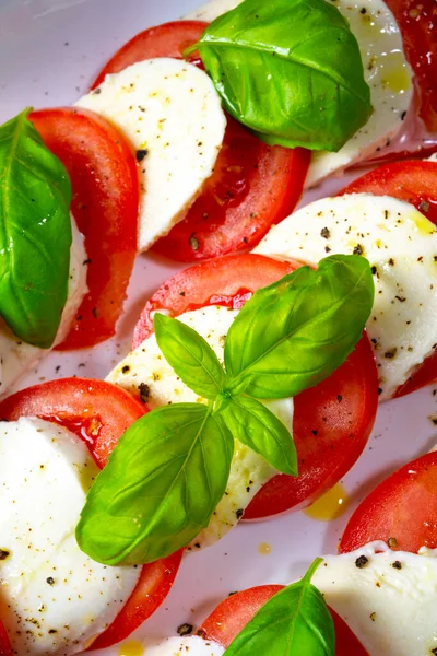 Tomate Mit Mozzarella Und Basilikum — Stockfoto