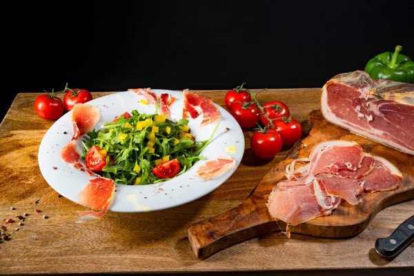 Rucolasalat Mit Getrocknetem Spanischen Schinken — Stockfoto