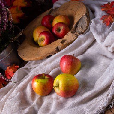 Meyve kasesinde taze toplanmış elmalar.