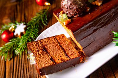 Noel zencefilli ekmeği reçelle dolu